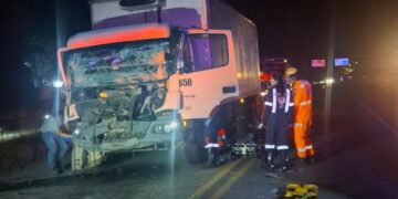 Motorista fica preso às ferragens após colisão entre carretas na BR-354