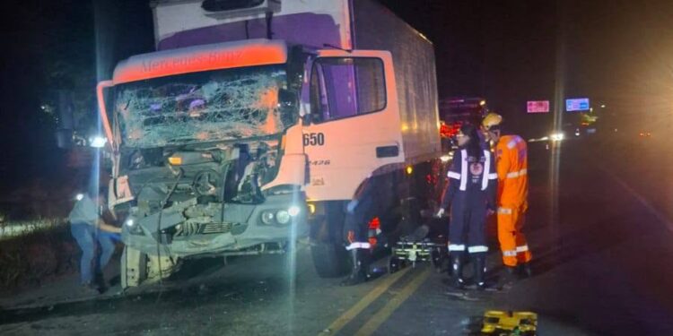 Motorista fica preso às ferragens após colisão entre carretas na BR-354