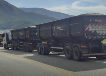 VÍDEO | Comboio de carretas é registrado próximo à Ponte Torta na BR-265, em Carmo, mesmo após interdição pelo DNIT