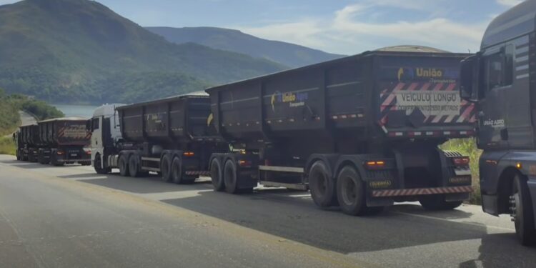 VÍDEO | Comboio de carretas é registrado próximo à Ponte Torta na BR-265, em Carmo, mesmo após interdição pelo DNIT