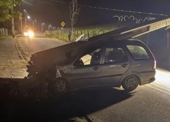 Carro colide com poste e deixa estrutura destruída em Paraguaçu