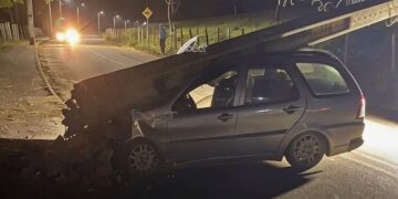 Carro colide com poste e deixa estrutura destruída em Paraguaçu