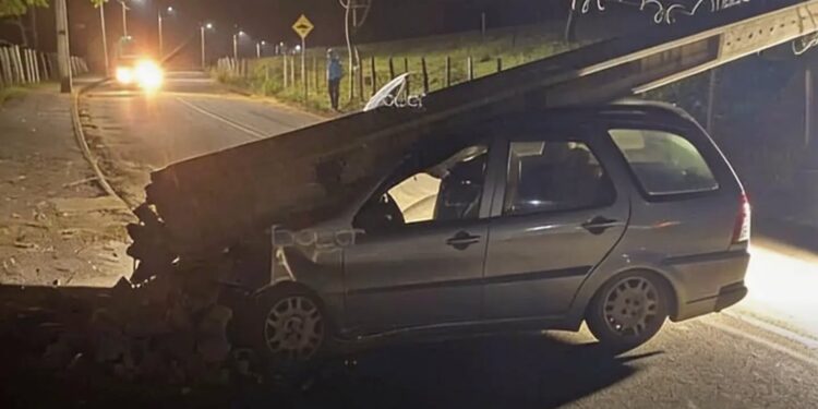 Carro colide com poste e deixa estrutura destruída em Paraguaçu