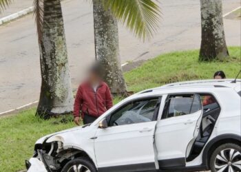 Motorista perde o controle e carro atinge palmeira em avenida de Paraguaçu