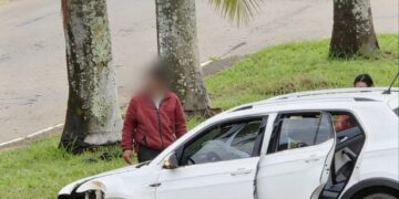 Motorista perde o controle e carro atinge palmeira em avenida de Paraguaçu