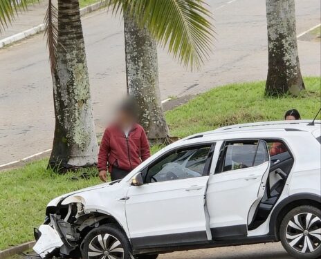 Motorista perde o controle e carro atinge palmeira em avenida de Paraguaçu