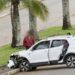 Motorista perde o controle e carro atinge palmeira em avenida de Paraguaçu
