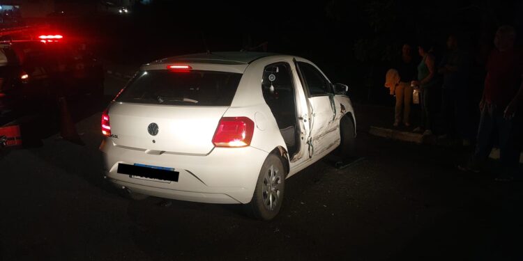 Motorista foge após acidente e jovem fica presa às ferragens em Guaxupé