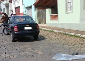 CARMO DO RIO CLARO | Colisão entre motocicleta e carro é registrada pela PM; veículo é removido por documentação irregular