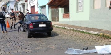 CARMO DO RIO CLARO | Colisão entre motocicleta e carro é registrada pela PM; veículo é removido por documentação irregular