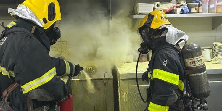 Princípio de incêndio em praça de alimentação de shopping mobiliza Corpo de Bombeiros