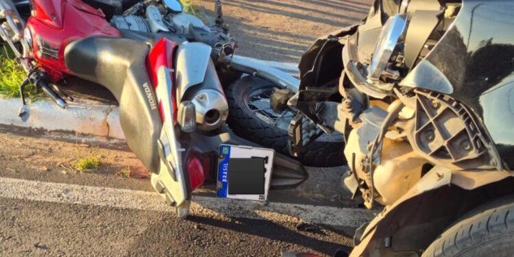 Acidente de trânsito deixa motociclista ferido e mobiliza Bombeiros