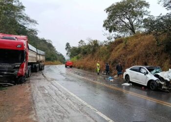 Colisão entre carro e carreta deixa dois mortos na BR-354