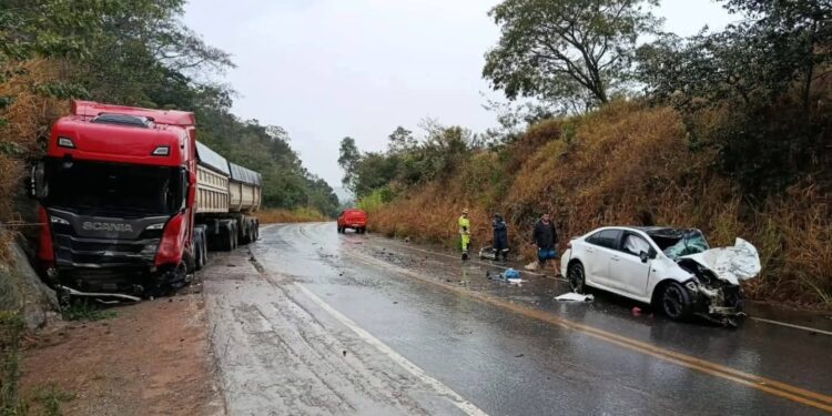Colisão entre carro e carreta deixa dois mortos na BR-354