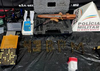 Três suspeitos são presos após disparos de arma de fogo e apreensão de armas, drogas e veículos em operação policial