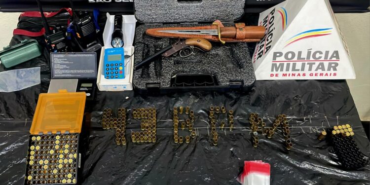 Três suspeitos são presos após disparos de arma de fogo e apreensão de armas, drogas e veículos em operação policial