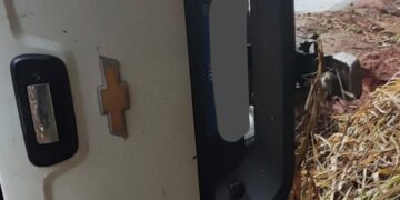Motorista perde o controle e capota caminhonete na BR-459