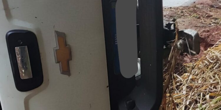 Motorista perde o controle e capota caminhonete na BR-459