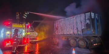 Incêndio atinge caçamba carregada com sucata na MG-050, próximo a Itaú de Minas