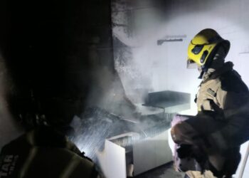 Bombeiros controlam incêndio em residência durante a noite em Piumhi