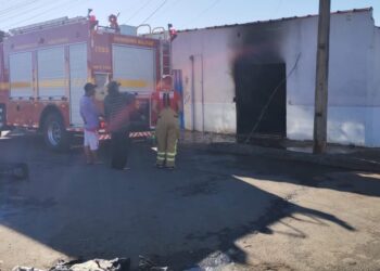 Incêndio destrói residência no bairro Cidade Nova em Campos Gerais