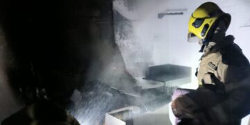 Bombeiros controlam incêndio em residência durante a noite em Piumhi