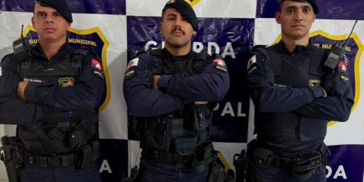 Homem tenta fugir durante abordagem e acaba detido com arma adaptada e cocaína em Passos