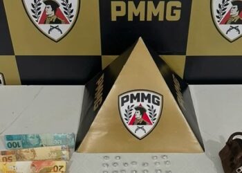 VÍDEO | Adolescente é apreendido com 46 pedras de crack e dinheiro durante ação da PM em Guaxupé