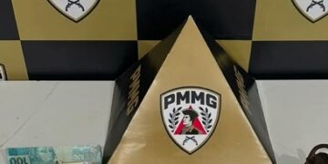 VÍDEO | Adolescente é apreendido com 46 pedras de crack e dinheiro durante ação da PM em Guaxupé