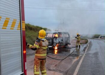Kombi é destruída por incêndio na MGC-491 entre Alfenas e Serrania