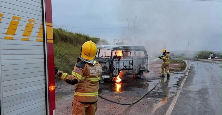 Kombi é destruída por incêndio na MGC-491 entre Alfenas e Serrania
