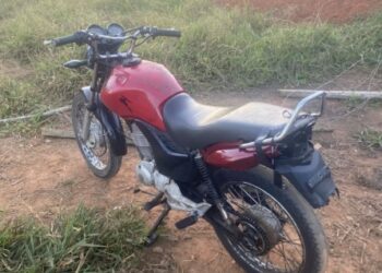 Motocicleta sem placa é apreendida após perseguição policial em Machado