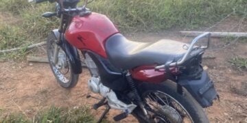 Motocicleta sem placa é apreendida após perseguição policial em Machado