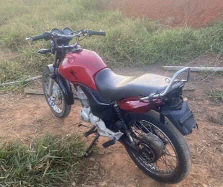 Motocicleta sem placa é apreendida após perseguição policial em Machado