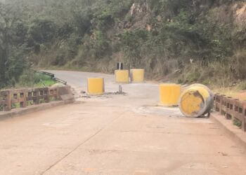 Manilha fixa de bloqueio é removida na Ponte Torta em Carmo, interditada para veículos acima do peso permitido