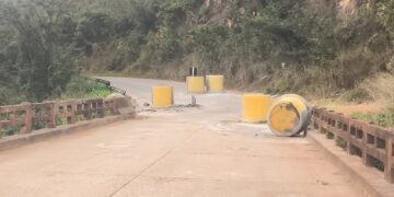 Manilha fixa de bloqueio é removida na Ponte Torta em Carmo, interditada para veículos acima do peso permitido