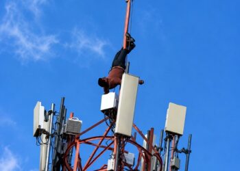 Moradores registram homem em manobras perigosas no alto de torre em Passos