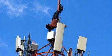 Moradores registram homem em manobras perigosas no alto de torre em Passos