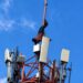 Moradores registram homem em manobras perigosas no alto de torre em Passos