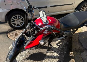 Motociclista fica ferido em colisão entre carro e moto no centro de Alfenas