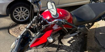 Motociclista fica ferido em colisão entre carro e moto no centro de Alfenas