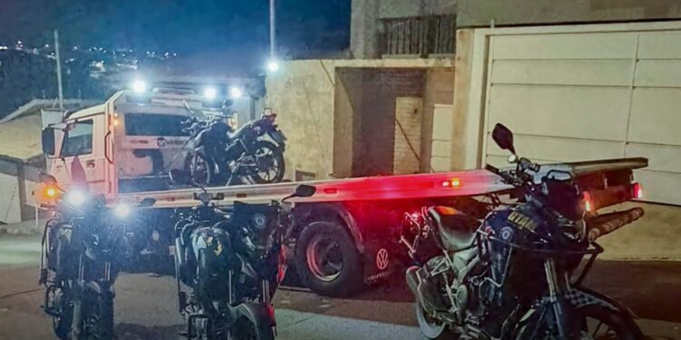 Motociclista sem habilitação foge da PM por várias ruas de Guaxupé e acaba abordado