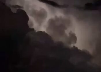VÍDEO | Céu carregado e relâmpagos anunciaram tempestade de granizo que atingiu Ilicínea (MG)