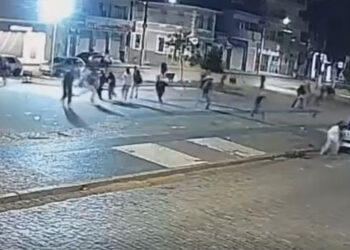 VÍDEO: Homem atira em praça e provoca correria durante a madrugada em cidade da região