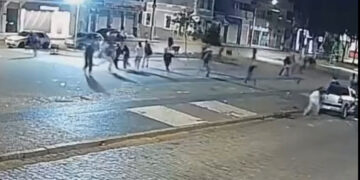 VÍDEO: Homem atira em praça e provoca correria durante a madrugada em cidade da região