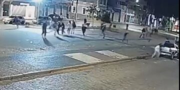 VÍDEO: Homem atira em praça e provoca correria durante a madrugada em cidade da região