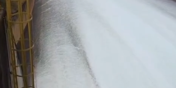 VÍDEO: Vertedouro da Usina de Furnas é aberto para manutenção e chama atenção no Mar de Minas