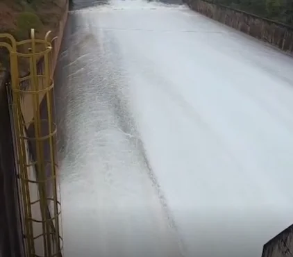 VÍDEO: Vertedouro da Usina de Furnas é aberto para manutenção e chama atenção no Mar de Minas