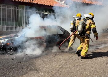 Incêndio destrói veículo e mobiliza bombeiros em Alfenas