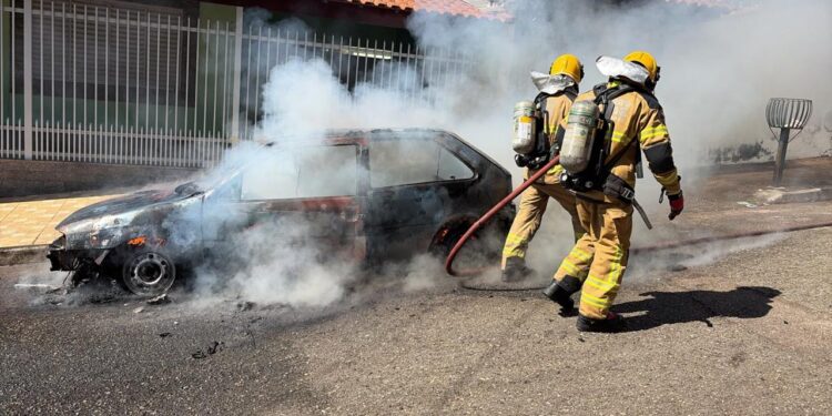 Incêndio destrói veículo e mobiliza bombeiros em Alfenas